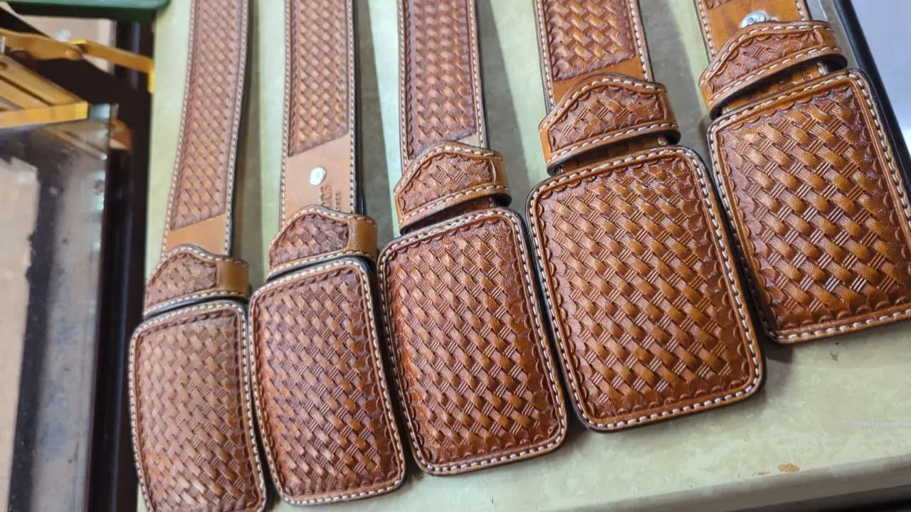 Cinto clásico de cuero marrón con hebilla elegante
