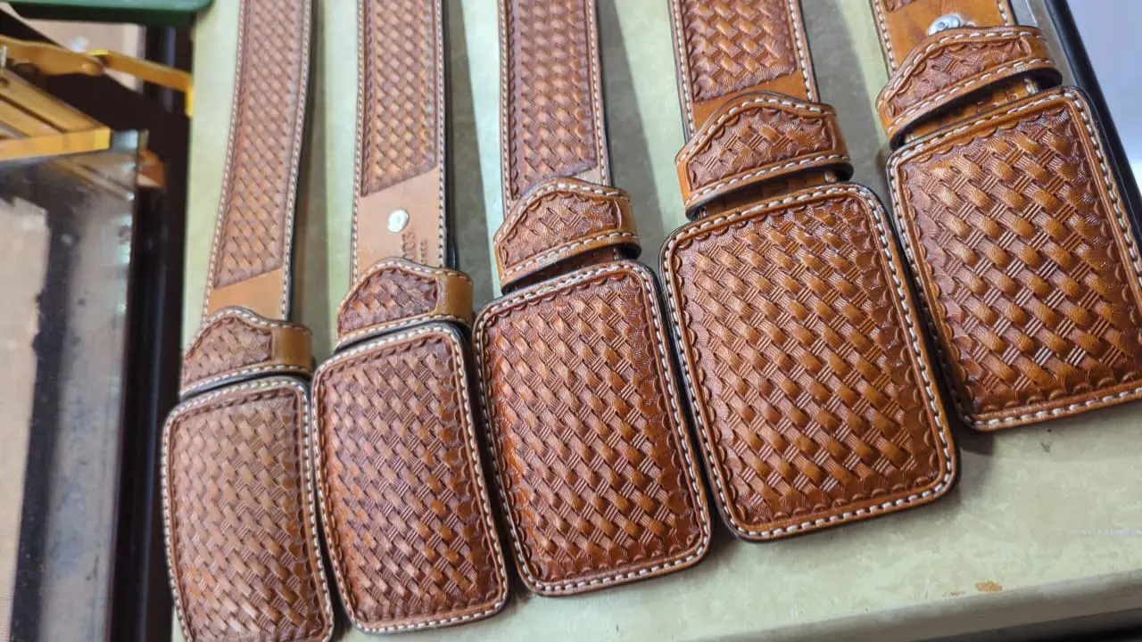 Cintos de cuero cincelado en el taller