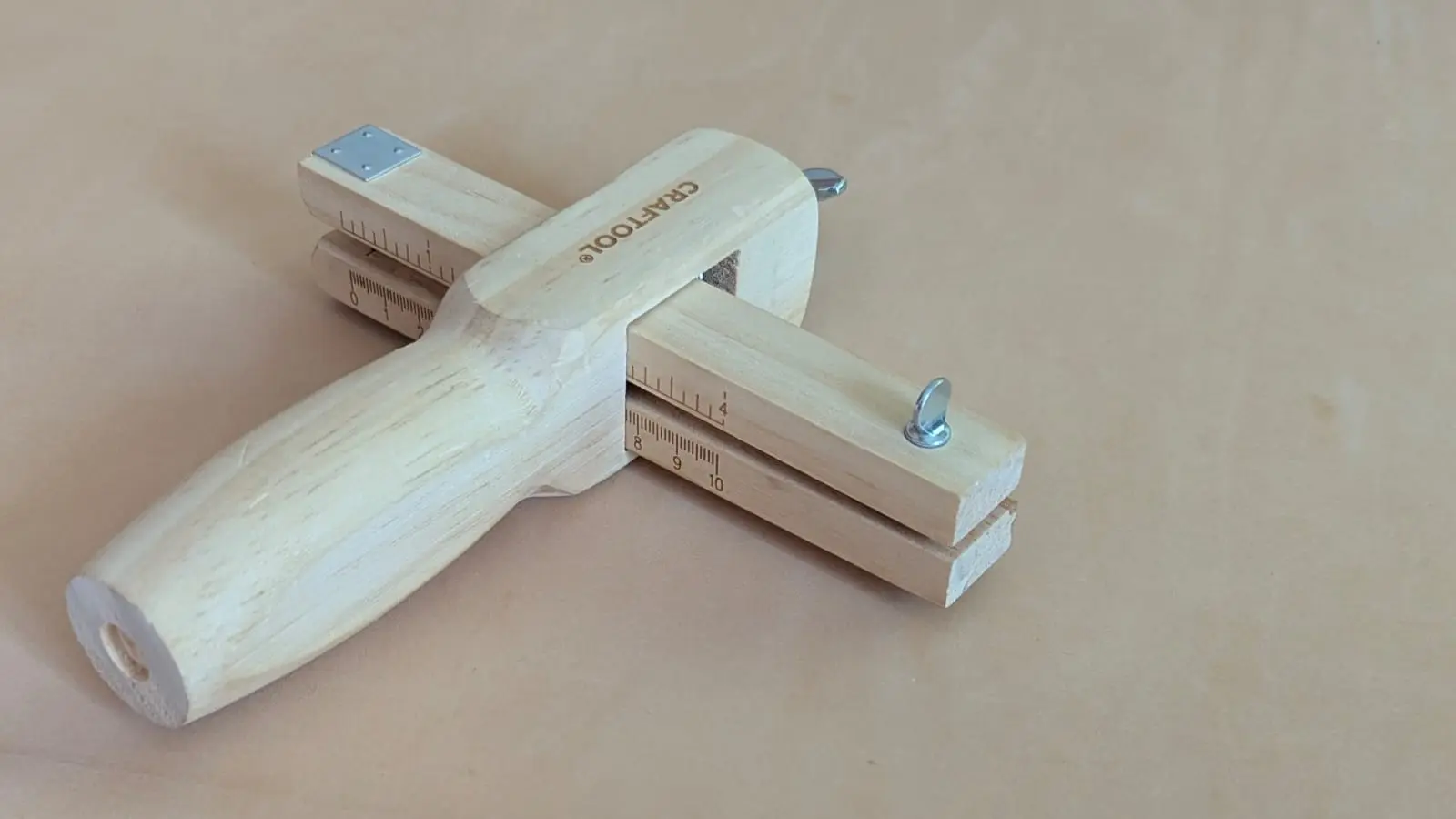 Herramienta para cortar tiras de cuero en el taller